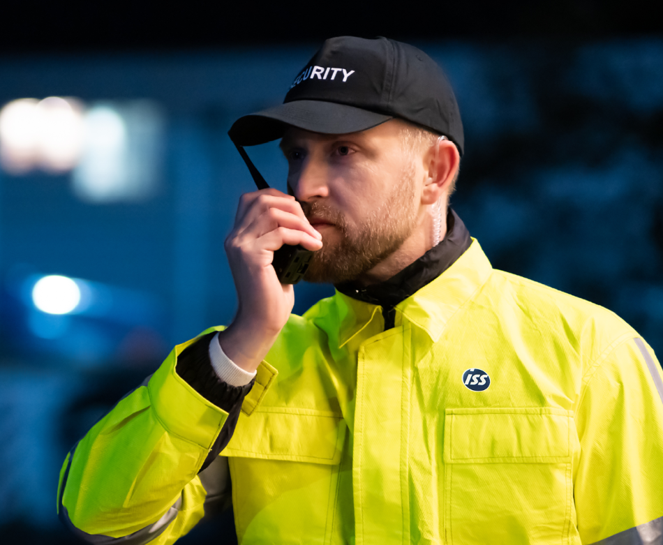 Sicherheitsmitarbeiter mit Funkgerät im Einsatz – zuverlässiger Revierdienst für Unternehmen und Immobilien
