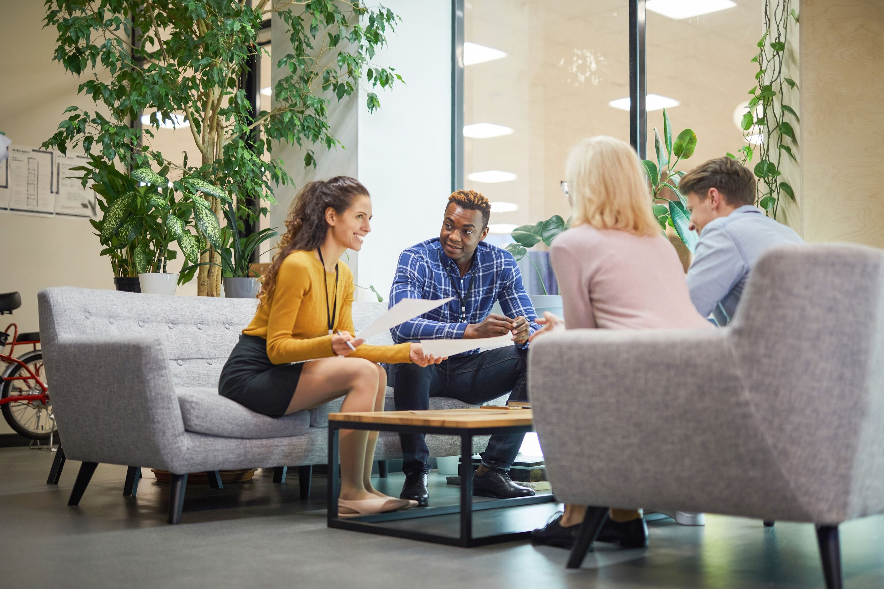 Web_Retina-Creative team discussing sales statistics in office