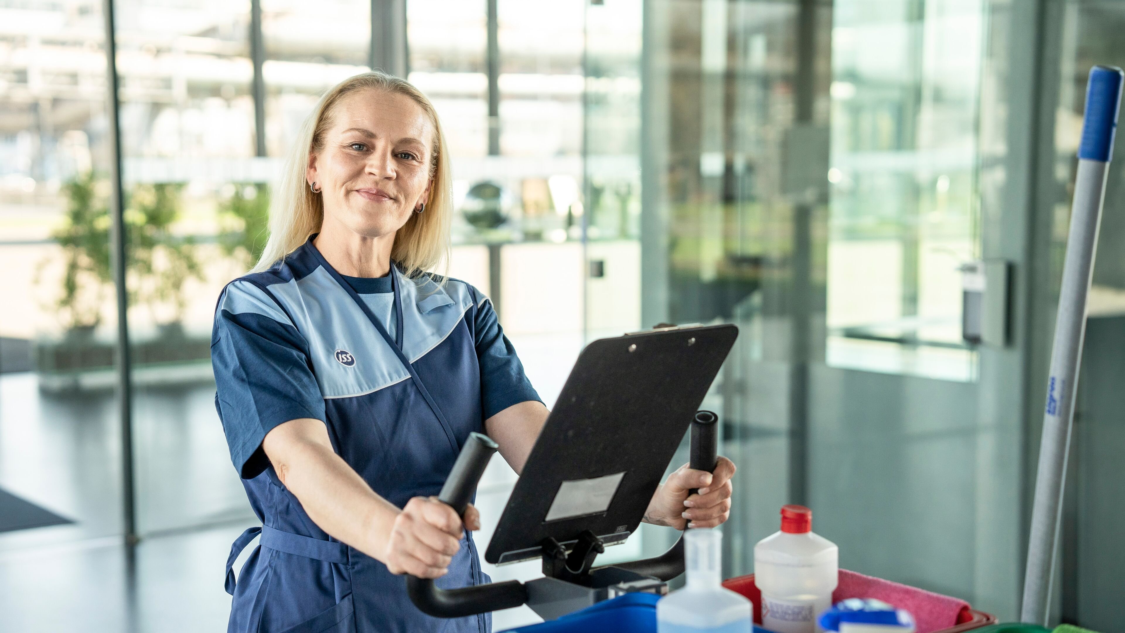 XLarge_4k-2024_ISS_AT_Various Services_02_Hero photo